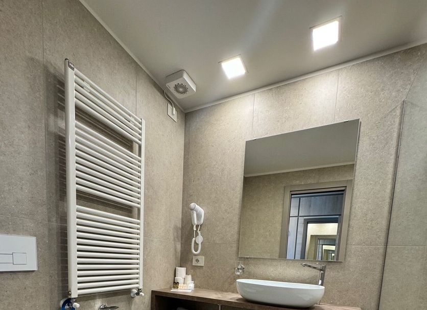 Hotel Porto Azzurro, Sirmione bathroom with bidet, wall-hung toilet, vanity sink, mirror and shower