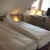 Hotel & Restaurant Park Cafe Isa, Erfurt: twin beds in a sloped-ceiling guest room with desk by window