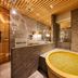 Honjin Hiranoya Kachoan in Takayama: private indoor bath with round soaking tub and stone walls