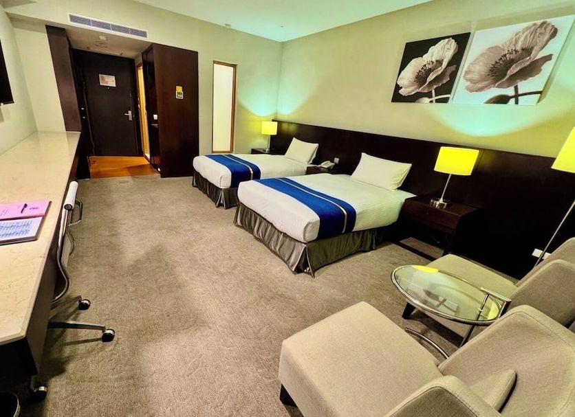 Hiyeshotel - Hualien guest room in Hualien City with two twin beds, desk, and seating area