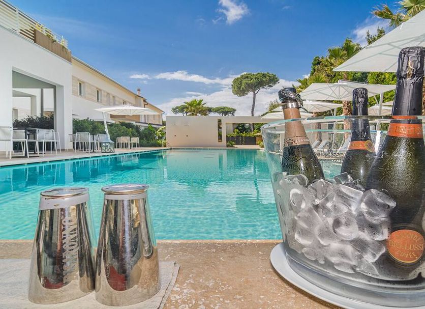 Resort Miramonti in Forte dei Marmi, outdoor pool with ice bucket and lounge seating