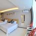 Shang Yuan Hotel Shang Xia Jiu Branch room in Guangzhou with two twin beds, desk and city-view window