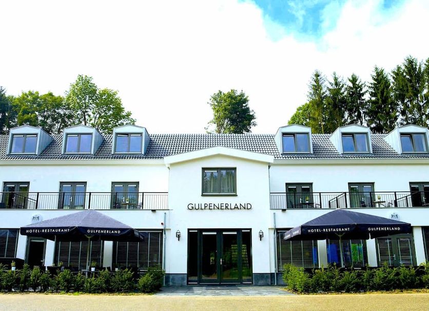 Hotel Gulpenerland in Gulpen, front view of a white 4-star hotel with dormer windows and black awnings