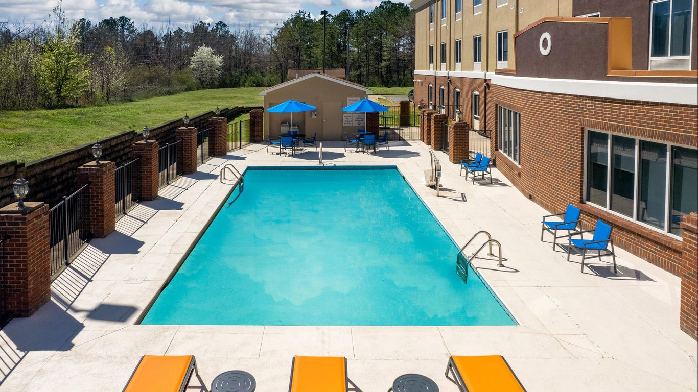 Holiday Inn Express Hotel & Suites Talladega, An IHG Hotel from 132