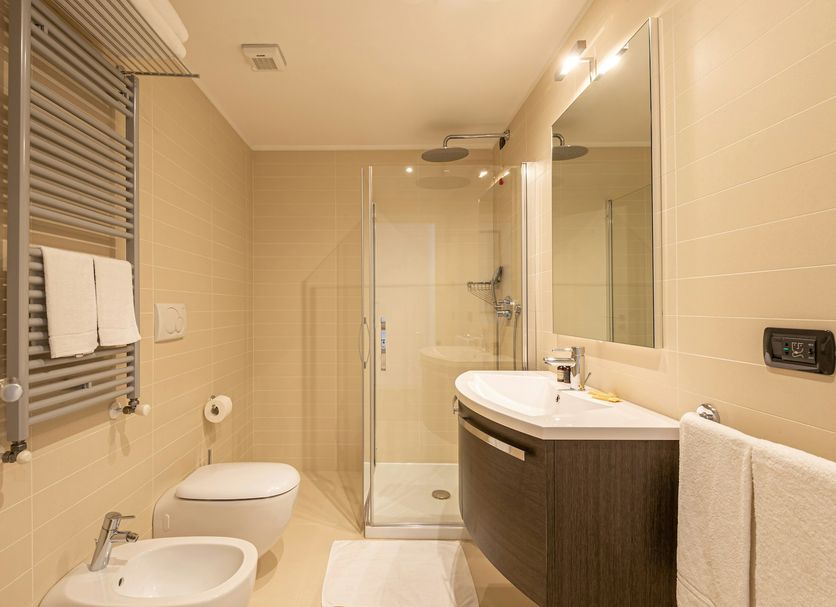 Una Hotels Le Terrazze Treviso Hotel & Residence bathroom with shower, bidet and sink in Villorba