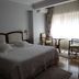 Hotel Aranda, Aranda de Duero: twin bed hotel room with window seating and sheer curtains