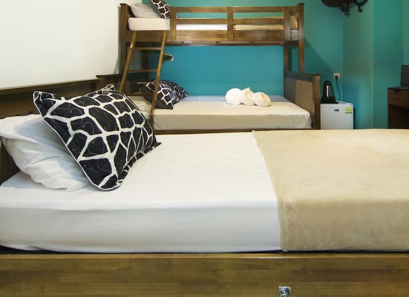 Tai Hoe Hotel Singapore room with bunk bed and two single beds