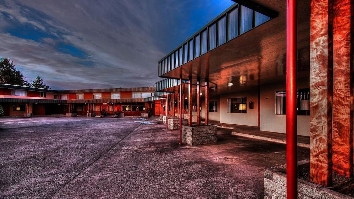 Curly Redwood Lodge