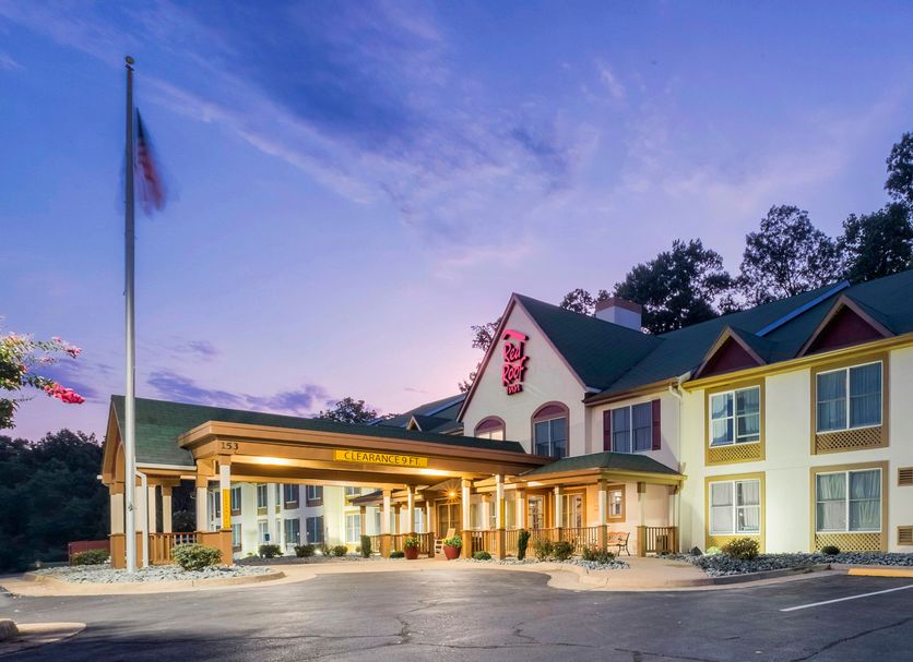 Red Roof Inn & Suites Stafford, VA - Quantico entrance at dusk in Stafford