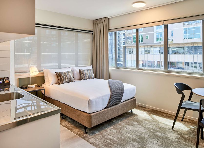 Sojourn Apartment Hotel - Ghuznee room with bed, desk and city-view windows in Wellington