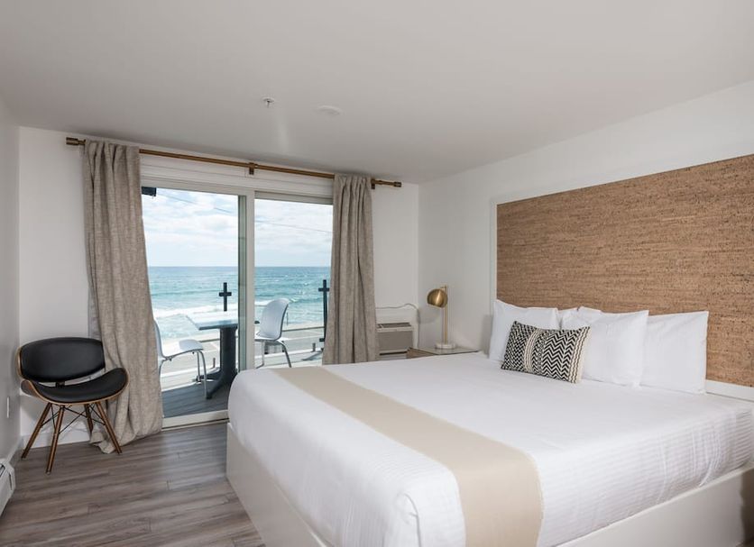 Stones Throw in York Beach: ocean-view guest room with balcony and king bed