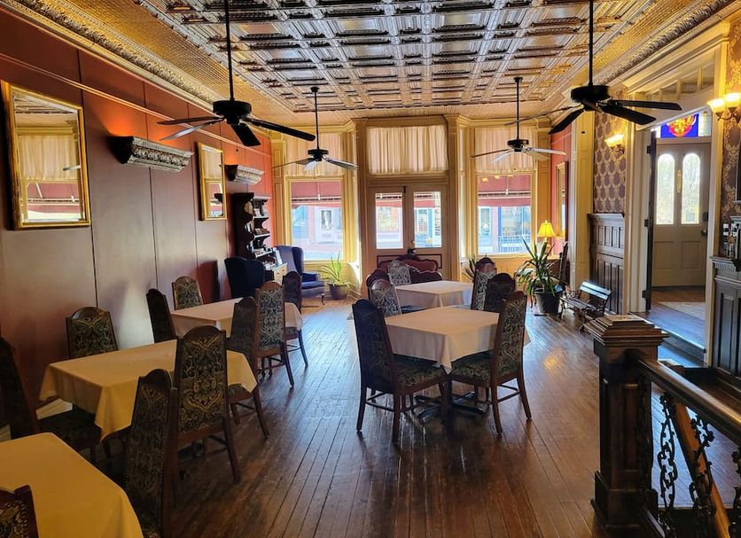 Iron Horse Hotel, Blackwater: vintage dining room with tables, chairs, wood floors, and ceiling fans