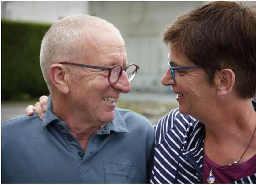 B&B De Laak in Bilzen: smiling older couple talking closely outdoors