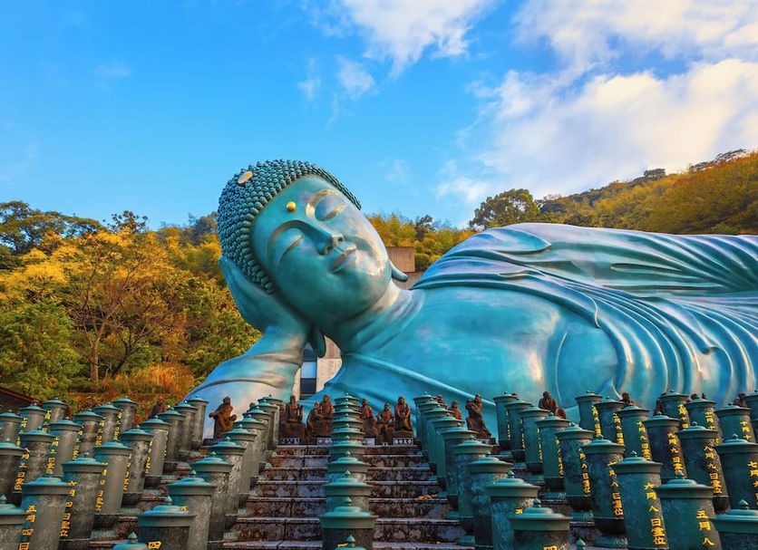 Webase Hakata Hostel, Fukuoka: giant reclining Buddha statue with steps and visitors outdoors