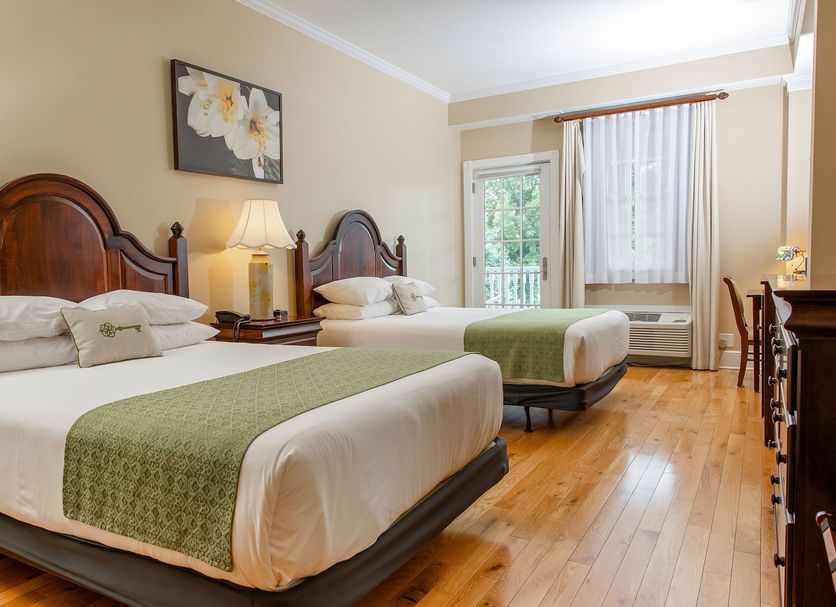 Mills Park Hotel in Yellow Springs guest room with two beds and hardwood floors
