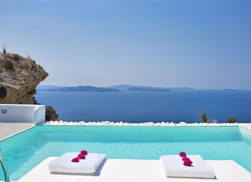 Villaki Oia in Oia: infinity pool with loungers overlooking the sea and distant islands