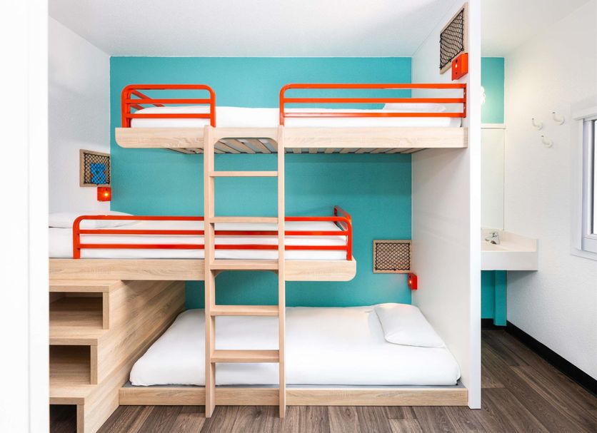 hotelF1 Aix en Provence Sainte Victoire in Meyreuil, bunk-bed room with ladder and single beds