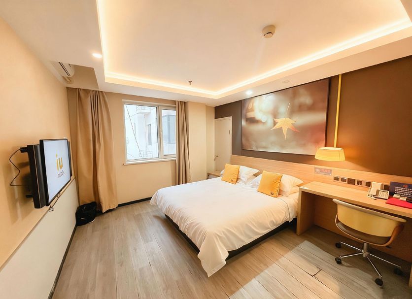 Iu Hotel Tianjin Xianshuigu National Exhibition Center Yuntan University Town room with bed, desk and window in Tianjin