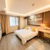 Iu Hotel Tianjin Xianshuigu National Exhibition Center Yuntan University Town room with bed, desk and window in Tianjin