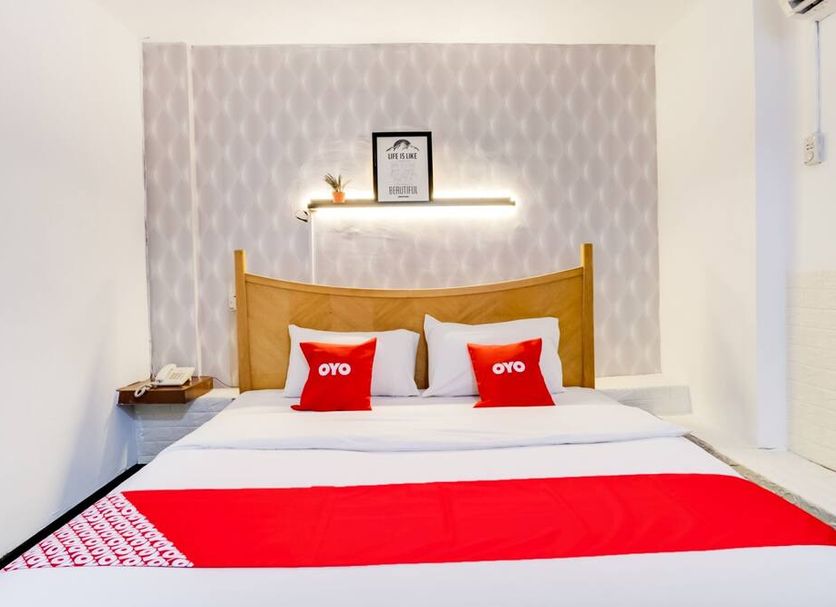 OYO 89652 Bjorn Boutique Hotel Kuala Lumpur room with double bed and red bedding