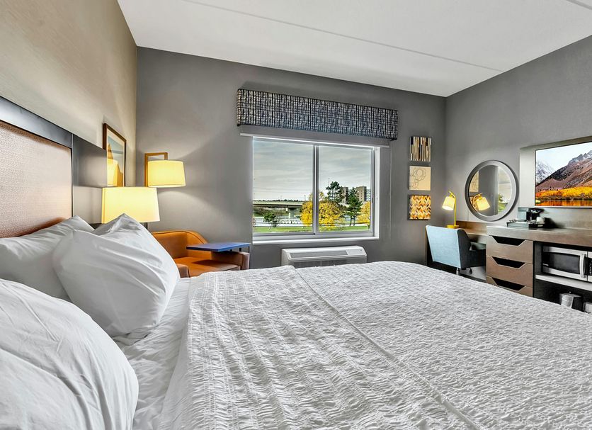 Hampton Inn Buffalo - Amherst guest room with king bed and window view in Amherst