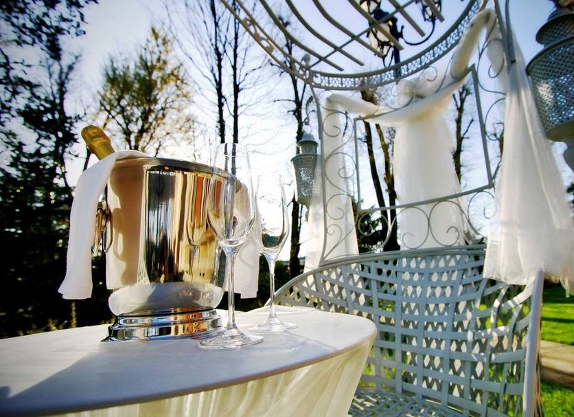 Hotel Villa Borghesi in Bordolano: champagne bucket and glasses on a decorated outdoor table