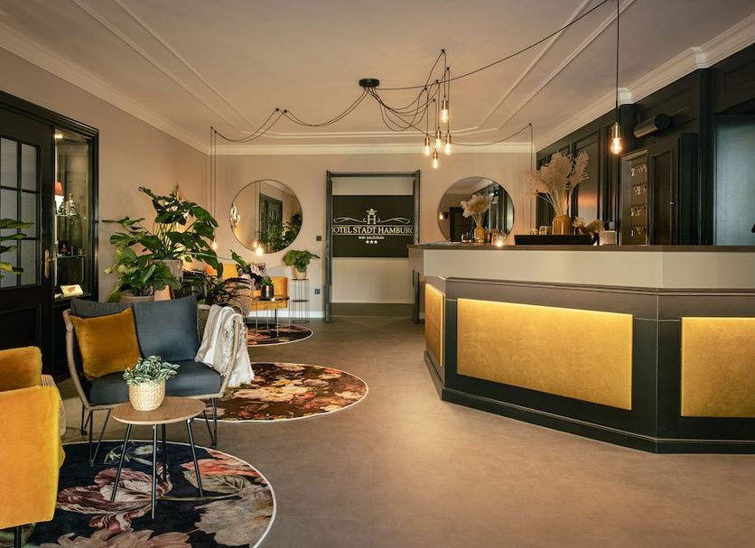 Stadt Hamburg Bad Salzuflen hotel lobby with reception desk, seating area and potted plants