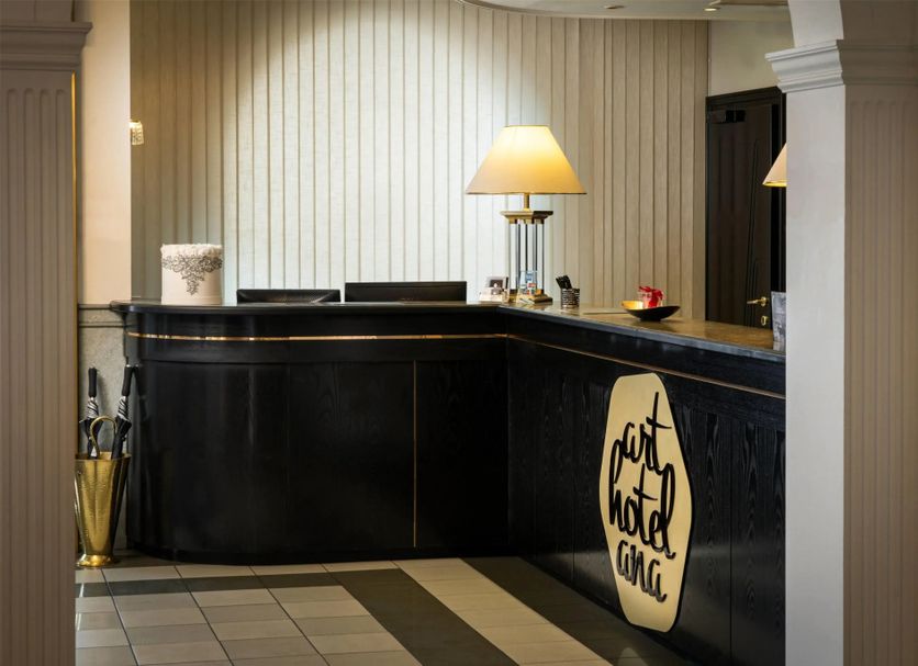 Front desk Photo