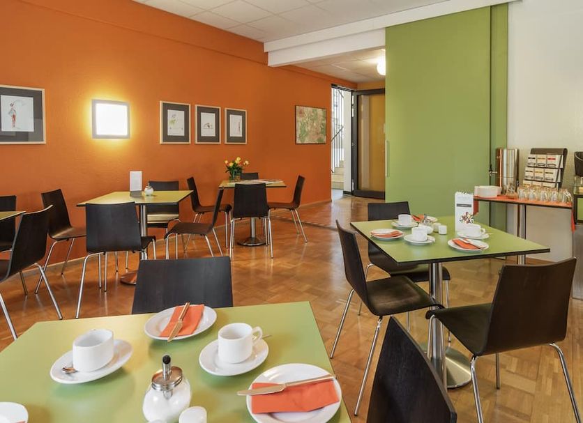 viavelo house am Seepark in Freiburg im Breisgau breakfast room with tables and chairs