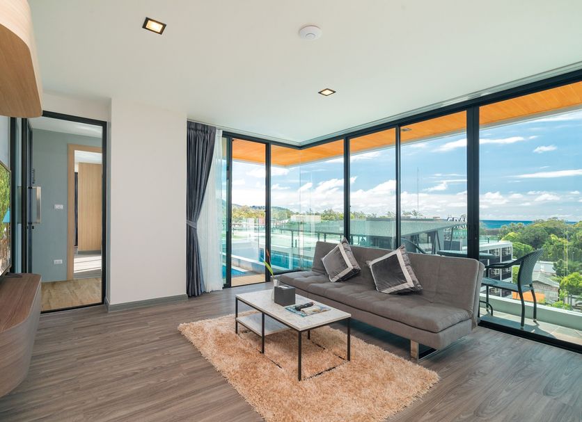 Grand Kata Vip - Kata Beach in Karon: modern suite with floor-to-ceiling windows and sea view balcony