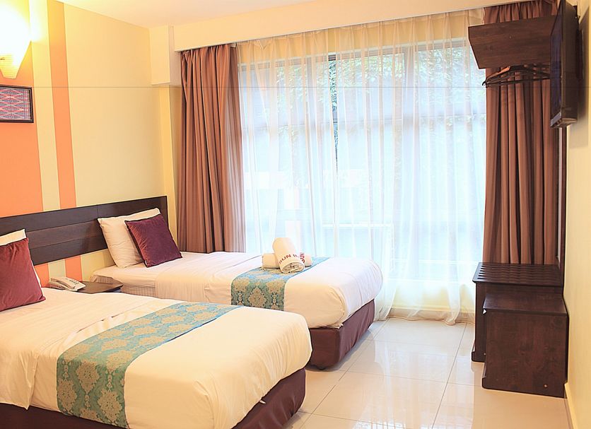 Sun Inns Hotel Kopkastam Kelana Jaya in Petaling Jaya twin guest room with curtain-covered window