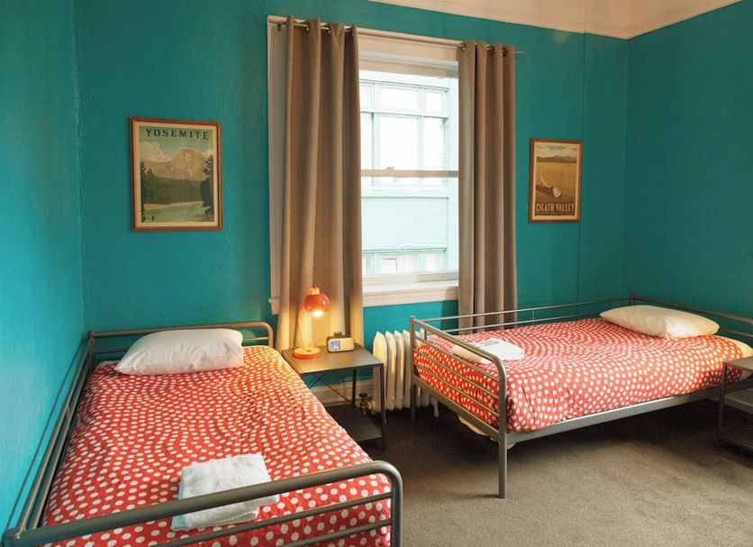 Hi San Francisco Downtown Hostel room in San Francisco with two twin beds and teal walls