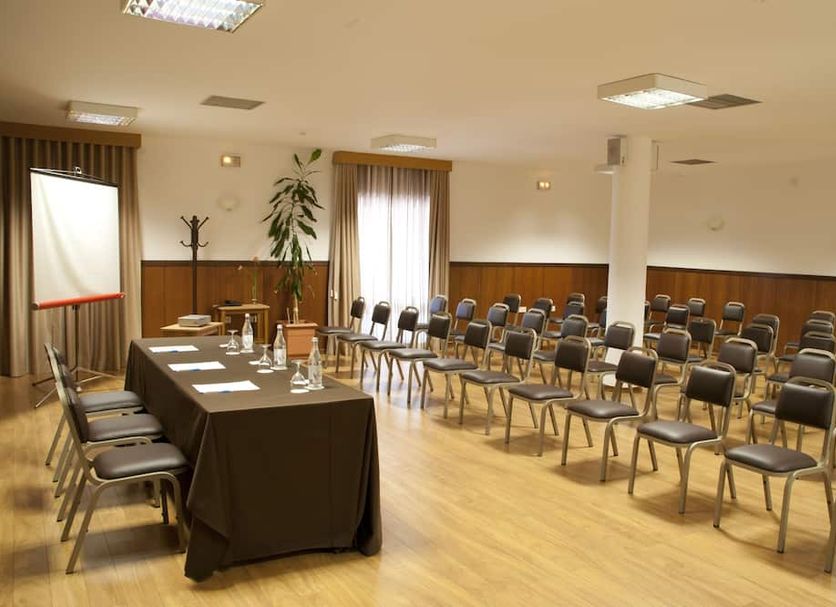 Hotel Rainha D. Amélia, Castelo Branco meeting room with rows of chairs and presentation table