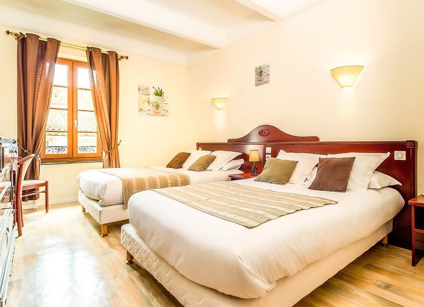Logis Hôtel Restaurant Résidence in Nissan-lez-Enserune: bright hotel room with twin beds and window