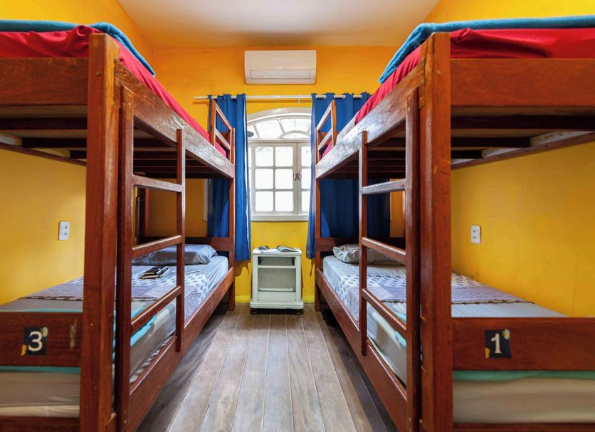 Onça da Praia Hostel in Vitória: colorful dorm room with bunk beds and a window