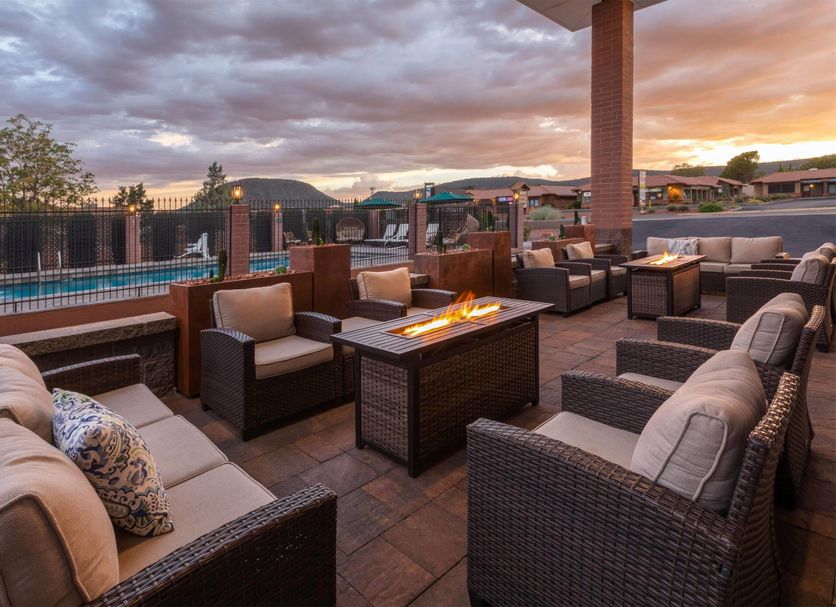 Kokopelli Inn Sedona patio with fire pit, lounge seating and sunset mountain views in Sedona