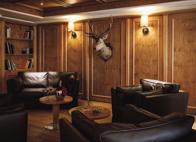 Sayonara Nature & Wellness Hotel lounge in San Martino di Castrozza with leather chairs and mounted deer head