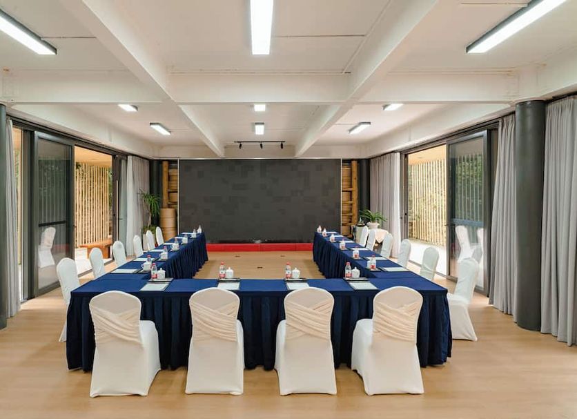 Meijie Mountain Hotspring Resort conference room in Changzhou with U-shaped meeting table and chairs