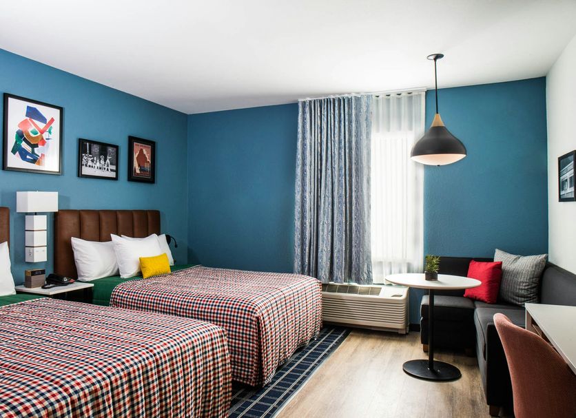 Uptown Suites Extended Stay Denver Co - Centennial guest room with two beds and a seating area