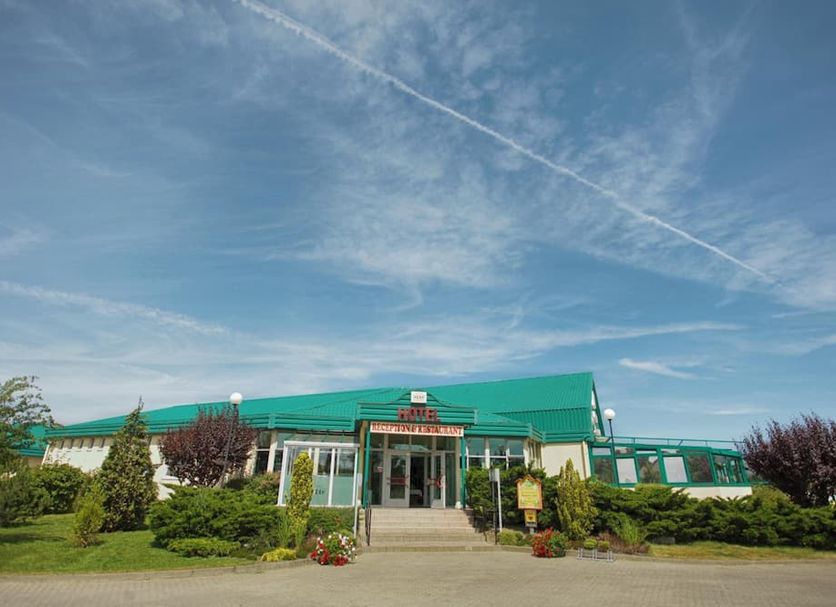 Hotel An der Hasenheide in Rostock with a green-roofed entrance and landscaped front garden