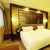 Yiwu Hotel (International Trade City) in Jinhua: twin bed guest room with warm lighting