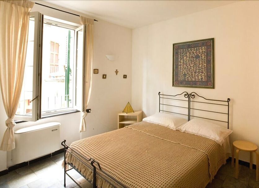 Affittacamere Da Cesare in Monterosso al Mare: simple guest room with wrought-iron bed and open window
