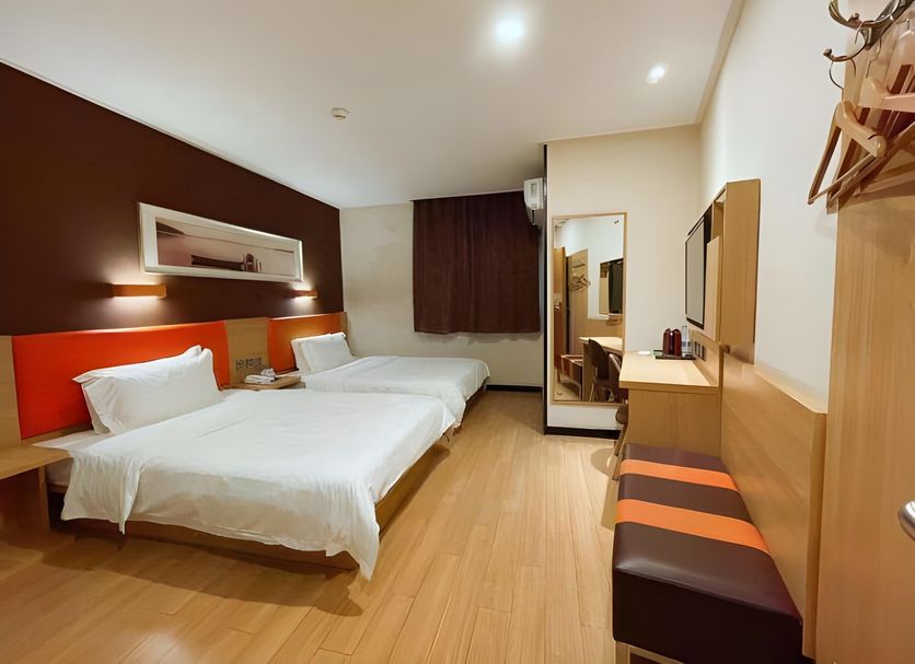7 Days Premium Nanjing Xinjiekou Zhangfuyuan Railway Station Branch room with twin beds and mirror