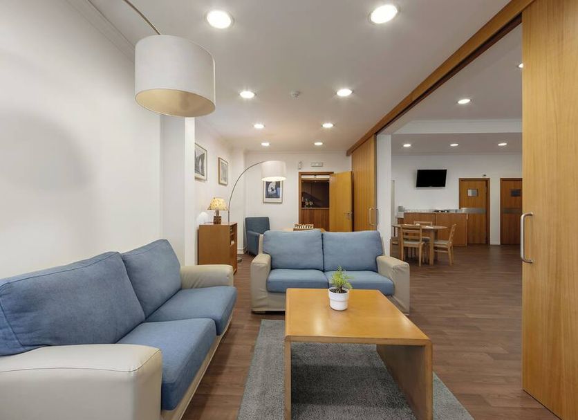Wot Pinhalmar Soul in Peniche lounge with blue sofas, coffee table and dining area