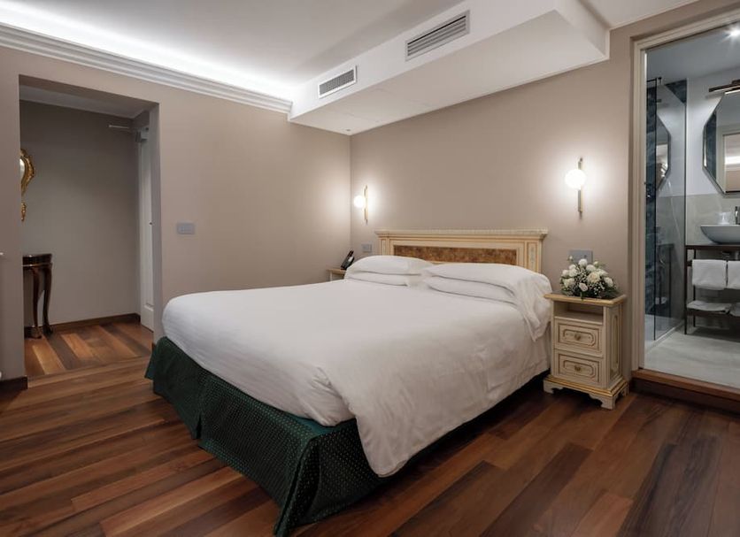 Albergo Cavalletto & Doge Orseolo bedroom in Venice with king bed and glass-enclosed bathroom