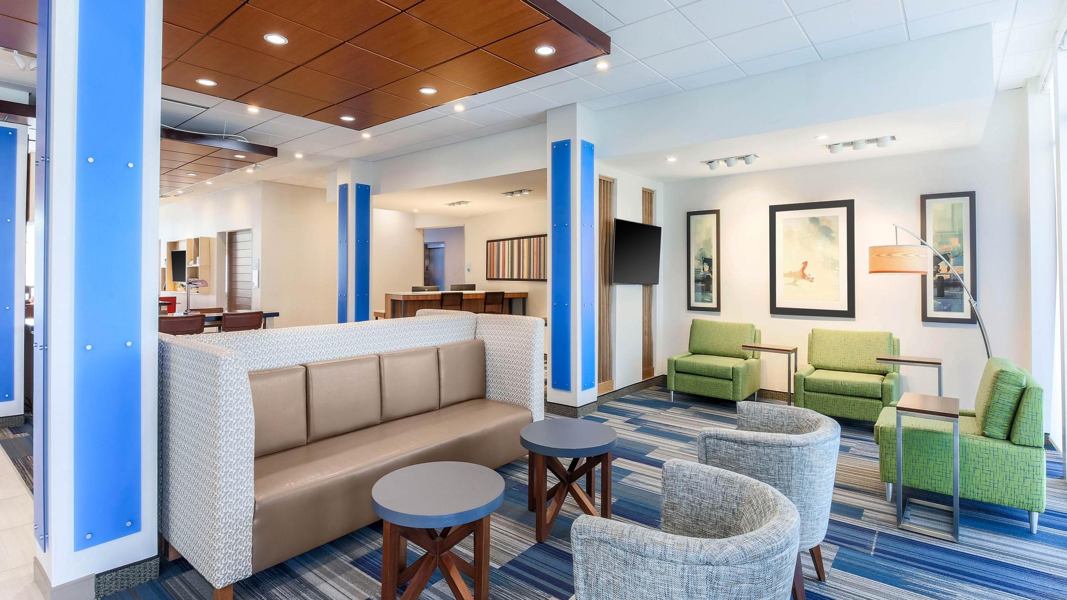 holiday-inn-express-suites-chicago-o-hare-airport-from-84-des