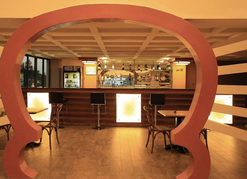 Lotos Inn & Suites, Nairobi: modern lobby bar with red circular frame and tables