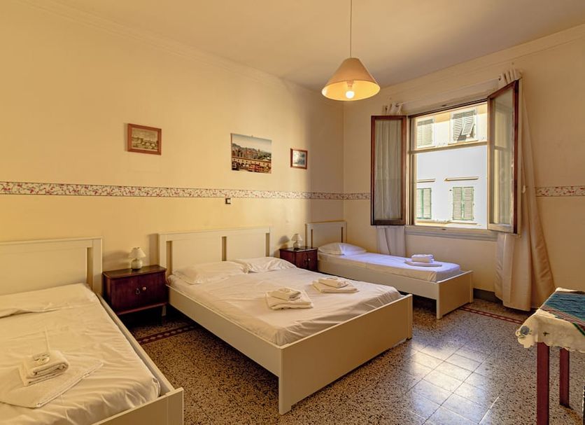 Soggiorno Primavera Florence guest room with three single beds and open window