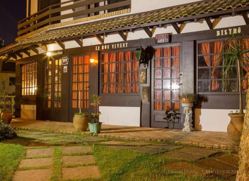 Maratea Mare in Florianopolis, exterior of bistro entrance with lit windows and garden walkway