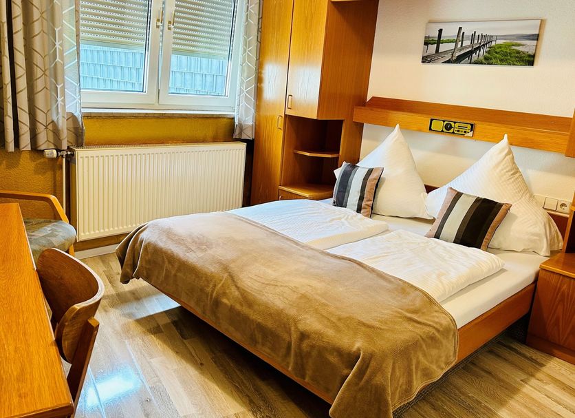 Garni-Hotel Adler, Ostfildern: cozy guest room with double bed, window, radiator, and wooden furnishings